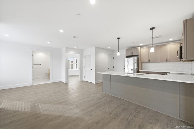 180 Deer Park Avenue 303, Babylon, NY 11702