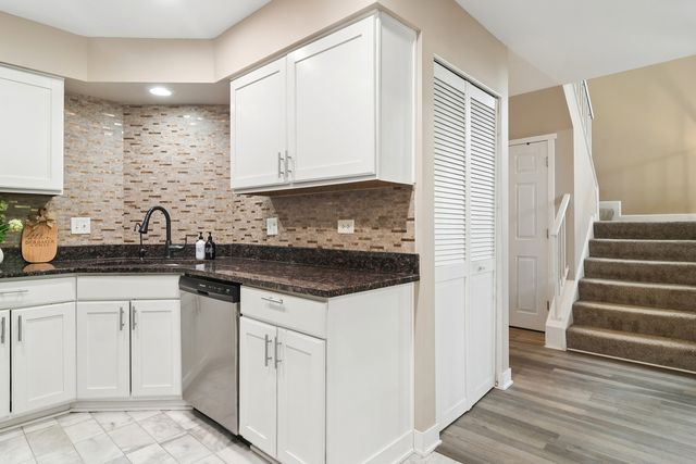 1432 NEWPORT Lane, Mundelein, IL 60060