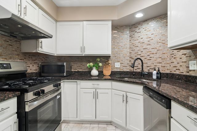 1432 NEWPORT Lane, Mundelein, IL 60060
