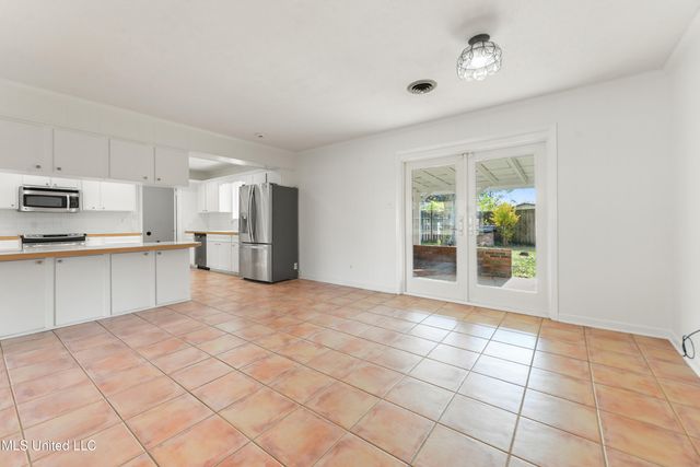 13013 Cambridge Boulevard, Ocean Springs, MS 39564