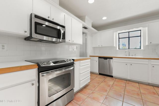 13013 Cambridge Boulevard, Ocean Springs, MS 39564