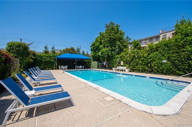135 Post Avenue 2Q, Westbury, NY 11590