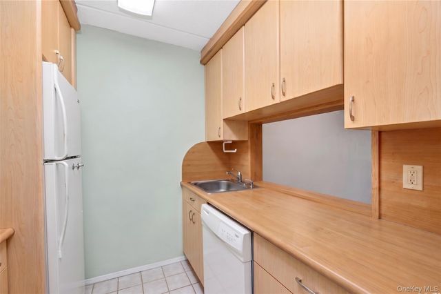 135 Post Avenue 2Q, Westbury, NY 11590