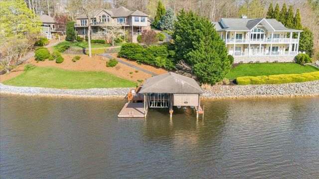 274 Village LN, Moneta, VA 24121