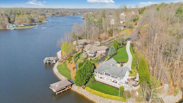 274 Village LN, Moneta, VA 24121