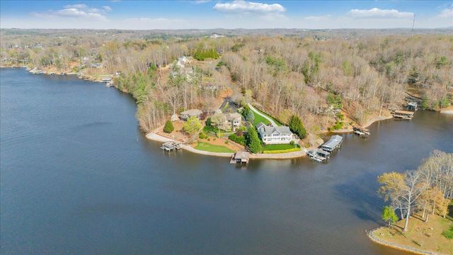 274 Village LN, Moneta, VA 24121