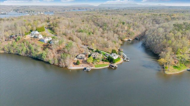 274 Village LN, Moneta, VA 24121