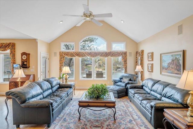 274 Village LN, Moneta, VA 24121