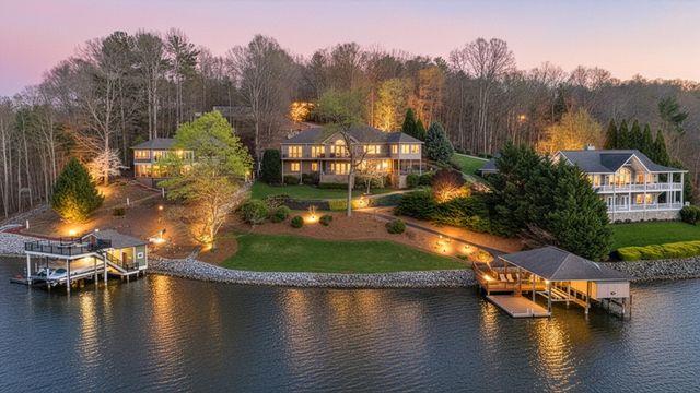 274 Village LN, Moneta, VA 24121