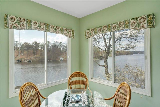 274 Village LN, Moneta, VA 24121