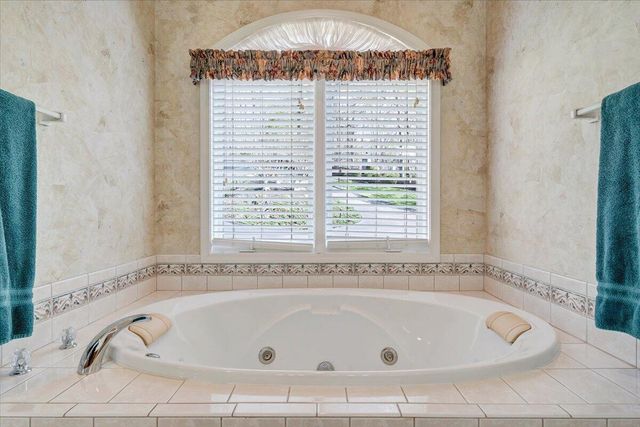 274 Village LN, Moneta, VA 24121