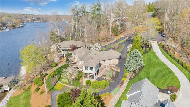 274 Village LN, Moneta, VA 24121