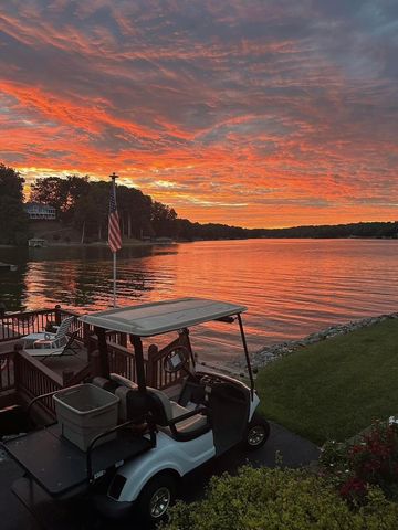 274 Village LN, Moneta, VA 24121