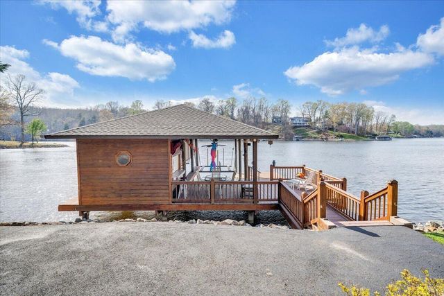 274 Village LN, Moneta, VA 24121