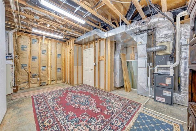 274 Village LN, Moneta, VA 24121