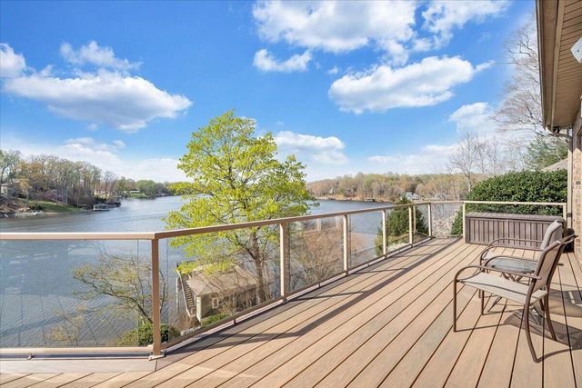 274 Village LN, Moneta, VA 24121