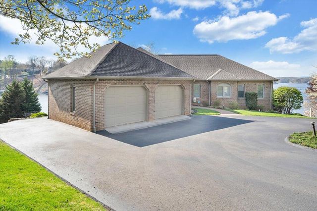 274 Village LN, Moneta, VA 24121