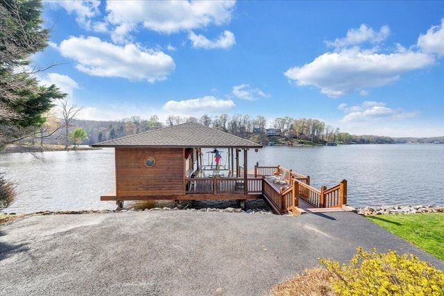 274 Village LN, Moneta, VA 24121