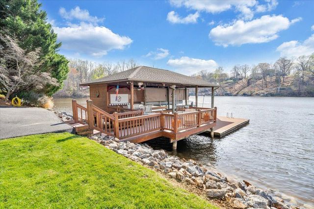 274 Village LN, Moneta, VA 24121