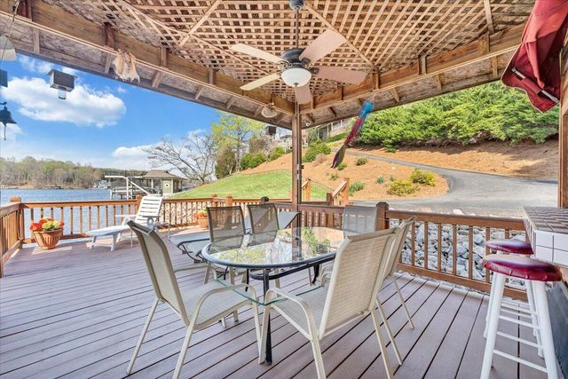 274 Village LN, Moneta, VA 24121