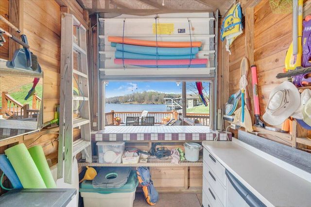 274 Village LN, Moneta, VA 24121