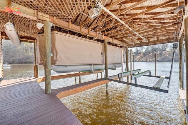 274 Village LN, Moneta, VA 24121