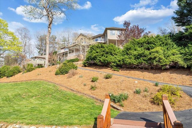 274 Village LN, Moneta, VA 24121