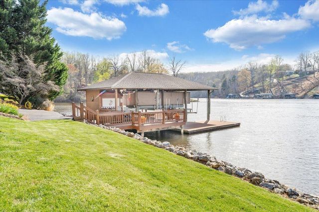 274 Village LN, Moneta, VA 24121