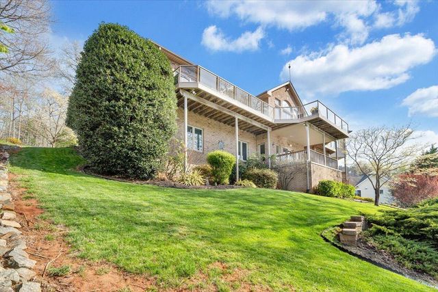 274 Village LN, Moneta, VA 24121