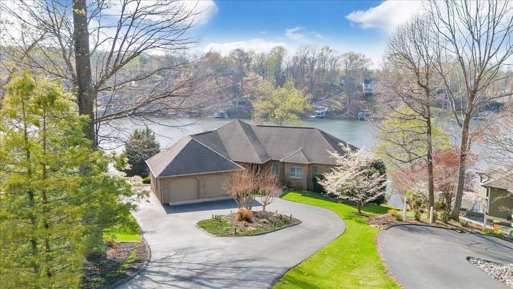 274 Village LN, Moneta, VA 24121