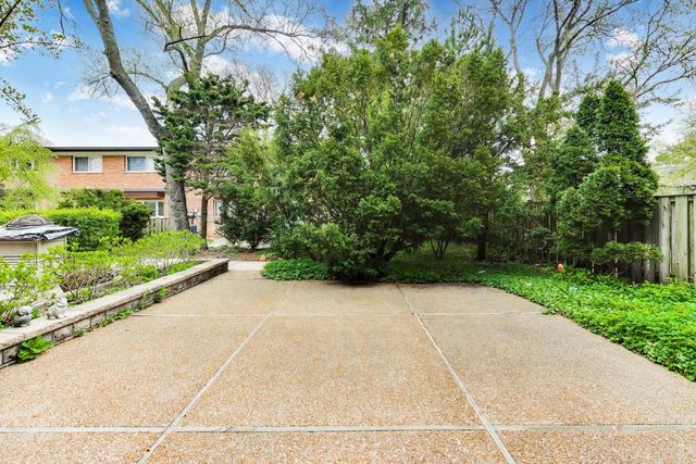 307 Crestwood Village, Northfield, IL 60093