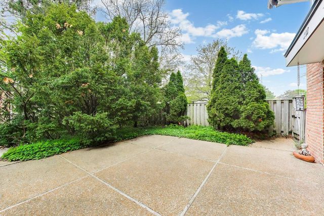 307 Crestwood Village, Northfield, IL 60093