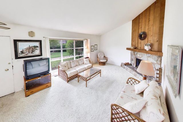 307 Crestwood Village, Northfield, IL 60093