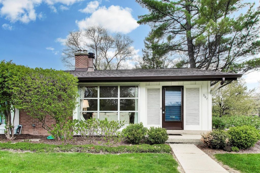 307 Crestwood Village, Northfield, IL 60093