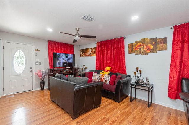 109 County Road 3413, Cleveland, TX 77327