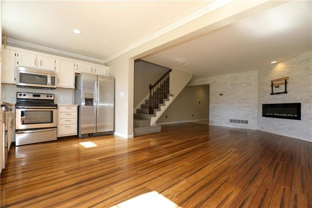 5635 NW Sunrise Meadow Circle, Lee's Summit, MO 64064