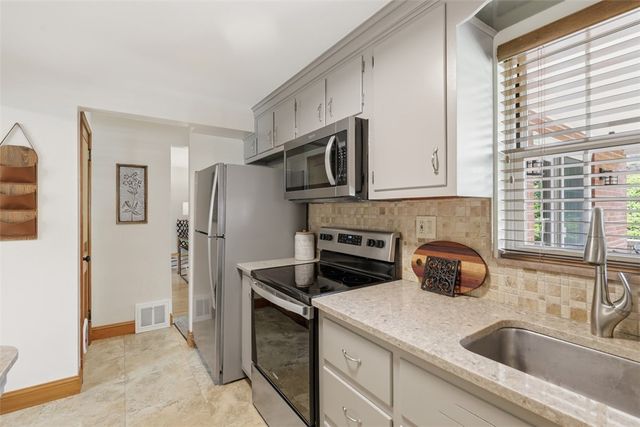 5336 Spring Valley Dr, Whitehall, PA 15236