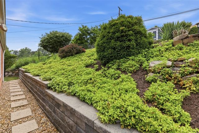 5336 Spring Valley Dr, Whitehall, PA 15236