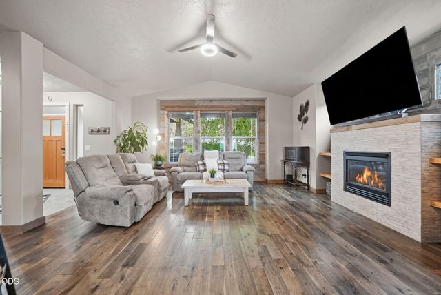 4105 SW Salmon Avenue, Redmond, OR 97756