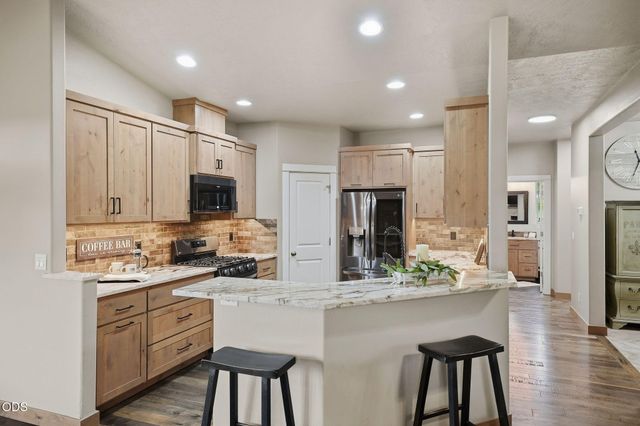4105 SW Salmon Avenue, Redmond, OR 97756