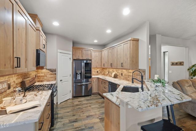 4105 SW Salmon Avenue, Redmond, OR 97756