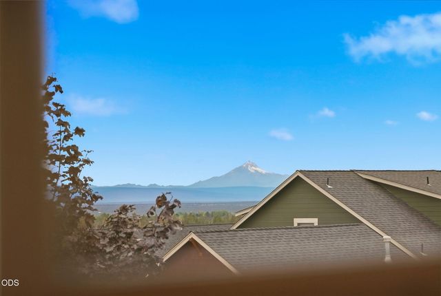 4105 SW Salmon Avenue, Redmond, OR 97756
