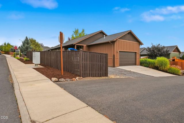 4105 SW Salmon Avenue, Redmond, OR 97756