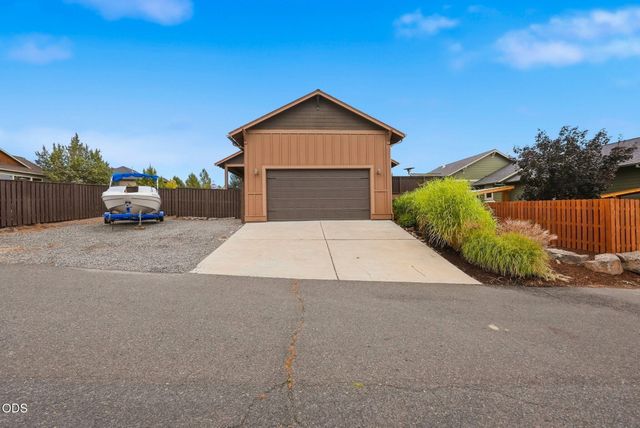 4105 SW Salmon Avenue, Redmond, OR 97756