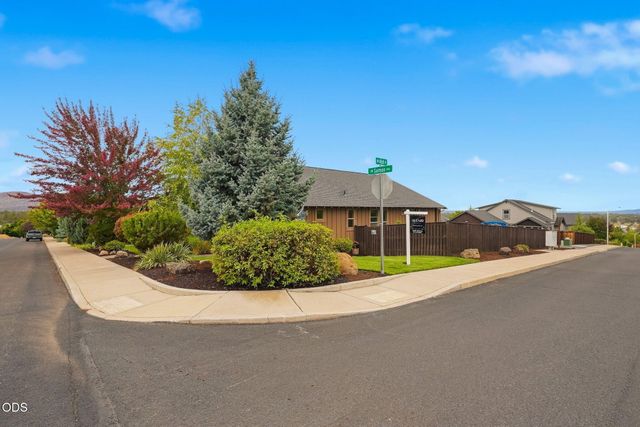 4105 SW Salmon Avenue, Redmond, OR 97756
