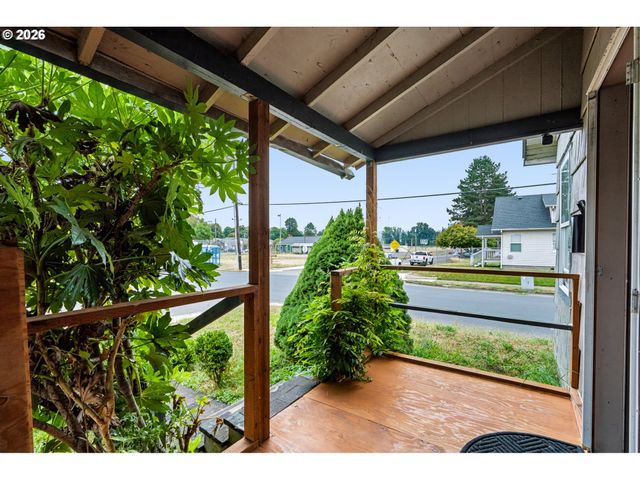 303 22ND Ave, Longview, WA 98632