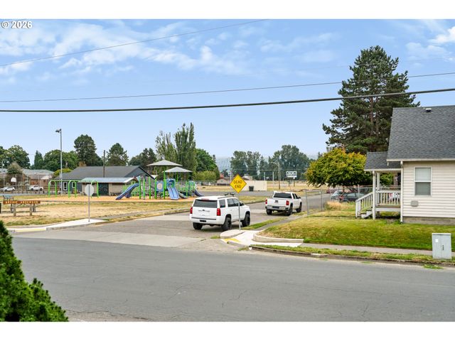 303 22ND Ave, Longview, WA 98632