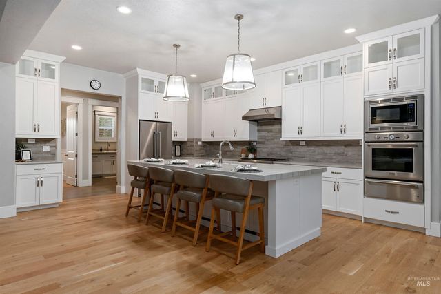 1102 N Lionbridge Ave, Eagle, ID 83616