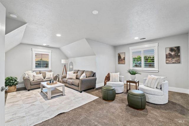 1102 N Lionbridge Ave, Eagle, ID 83616