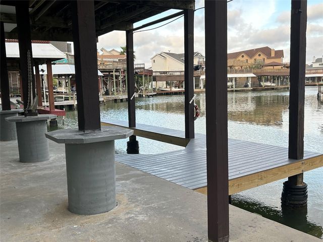 306 Isles End Road, Tiki Island, TX 77554